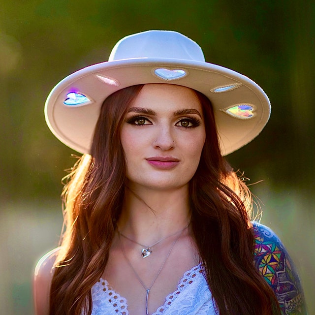 Sombrero De Vaquero Blanco Y Rosa Con Ribete De Plumas | Disfraz Halloween Y Cosplay | Accesorio Para Fiesta De Disfraces Y Juegos De Rol
