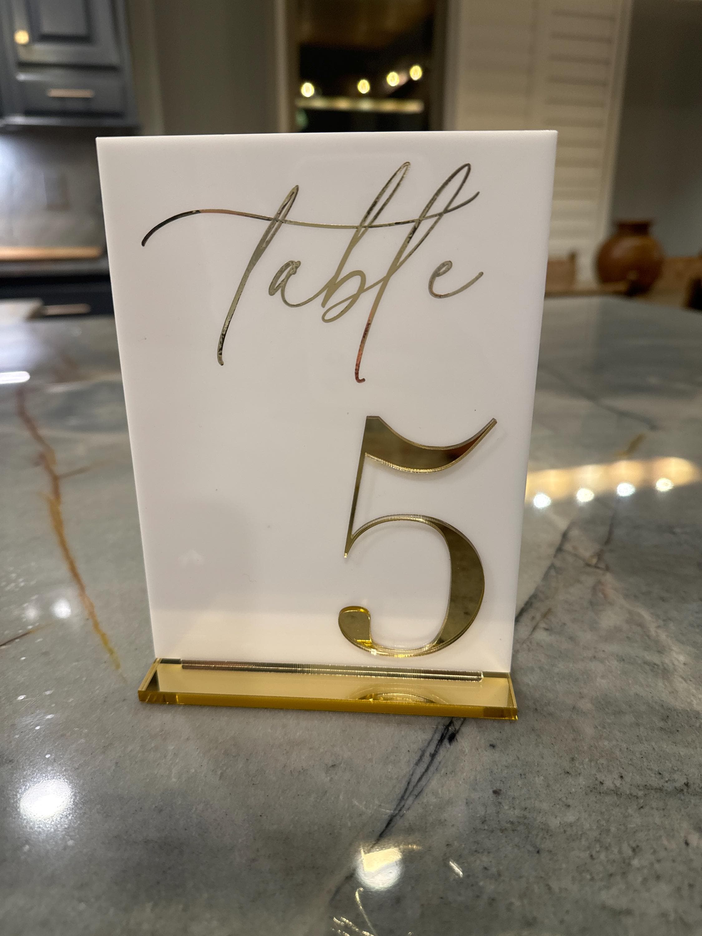 Tischnummern für Hochzeiten - Weiße Acryl-Tischschilder mit 3D-Goldspiegel - Tischdekoration für Hochzeiten - Tischnummern mit Ständern - Tischdekoration für Hochzeiten