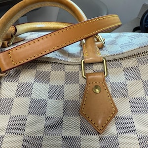 EVELYN added a photo of their purchase