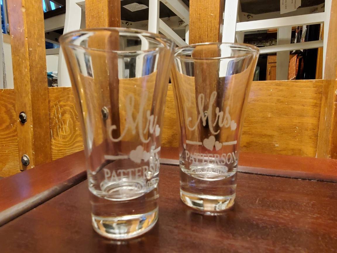 mr and mrs shot glasses,customize shot glasses,wedding shot glasses, 1.5 oz shot glasses,wedding favor, couple shot glasses,anniversary gift