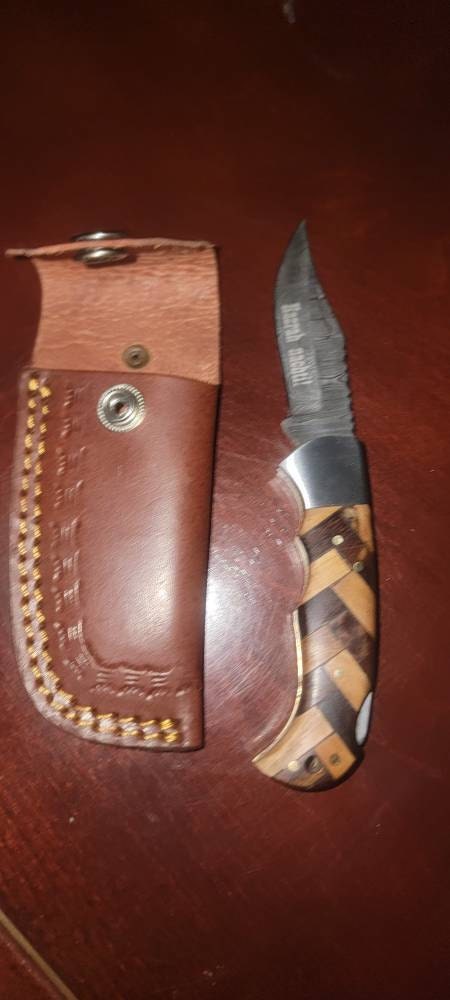 Handgemachtes Damast-Taschenmesser mit Olivenholzgriff, Geburtstagsgeschenk, Klappmesser, Bräutigamsmann-Geschenk, Jahrestag, Hochzeit, personalisiertes Geschenk für Männer