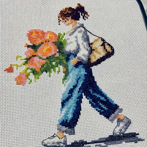 花を持つ少女のクロスステッチパターン（デジタルダウンロード