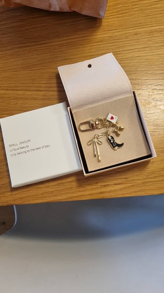 Personalized charm keychains, pendant keychains, bag charms, charm bag charms, personalized keychains, car keychains, wallet accessories