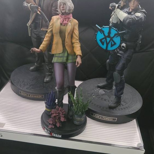 Products 1/4 Scale Ashley Graham with LED - Resident Evil Statue