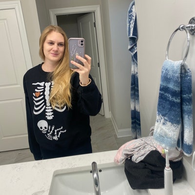 Skeleton Halloween Maternity Sweatshirt – Cute Pregnancy Announcement Top