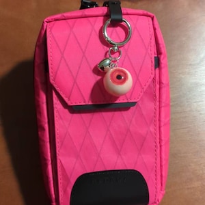 Weird Resin Eyeball Keychain - Unique Gift for Gothic and Eccentric Style Enthusiasts - Spooky Halloween Gift