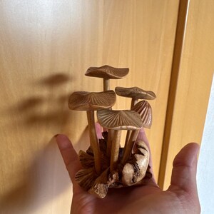 手作りの木製キノコの置物：素朴な花の彫刻像 4インチ - Etsy 日本
