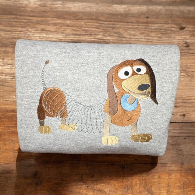 トイストーリーのスリンキードッグにインスパイアされた機械刺繍