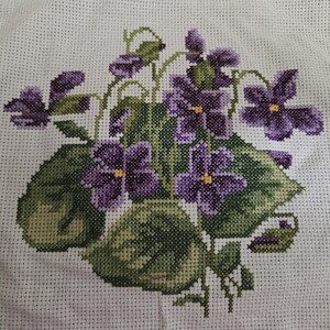 春の花、スミレのクロスステッチパターン、モダン刺繍、花柄、ベルリン
