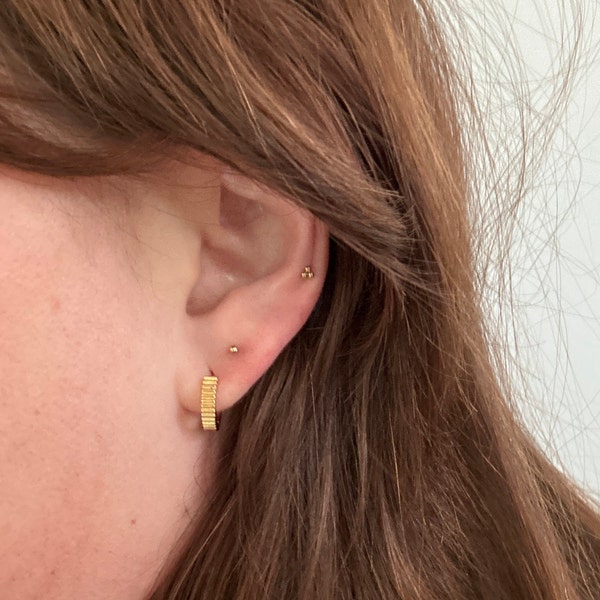 RIBBED HUGGIE EARRINGS - GOLD