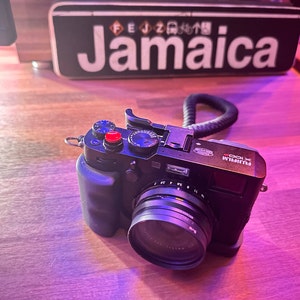 富士フイルム Fuji X100F カメラグリップ（三脚マウント付き）｜3D