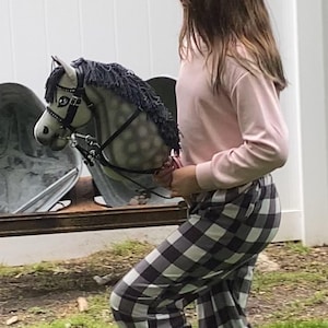 Caballo Hobby Small Foot – Crin Peinable, Cabestro Y Brida, Palo Desmontable, Juguete Activo Para Niños Desde 3 Años (12716)