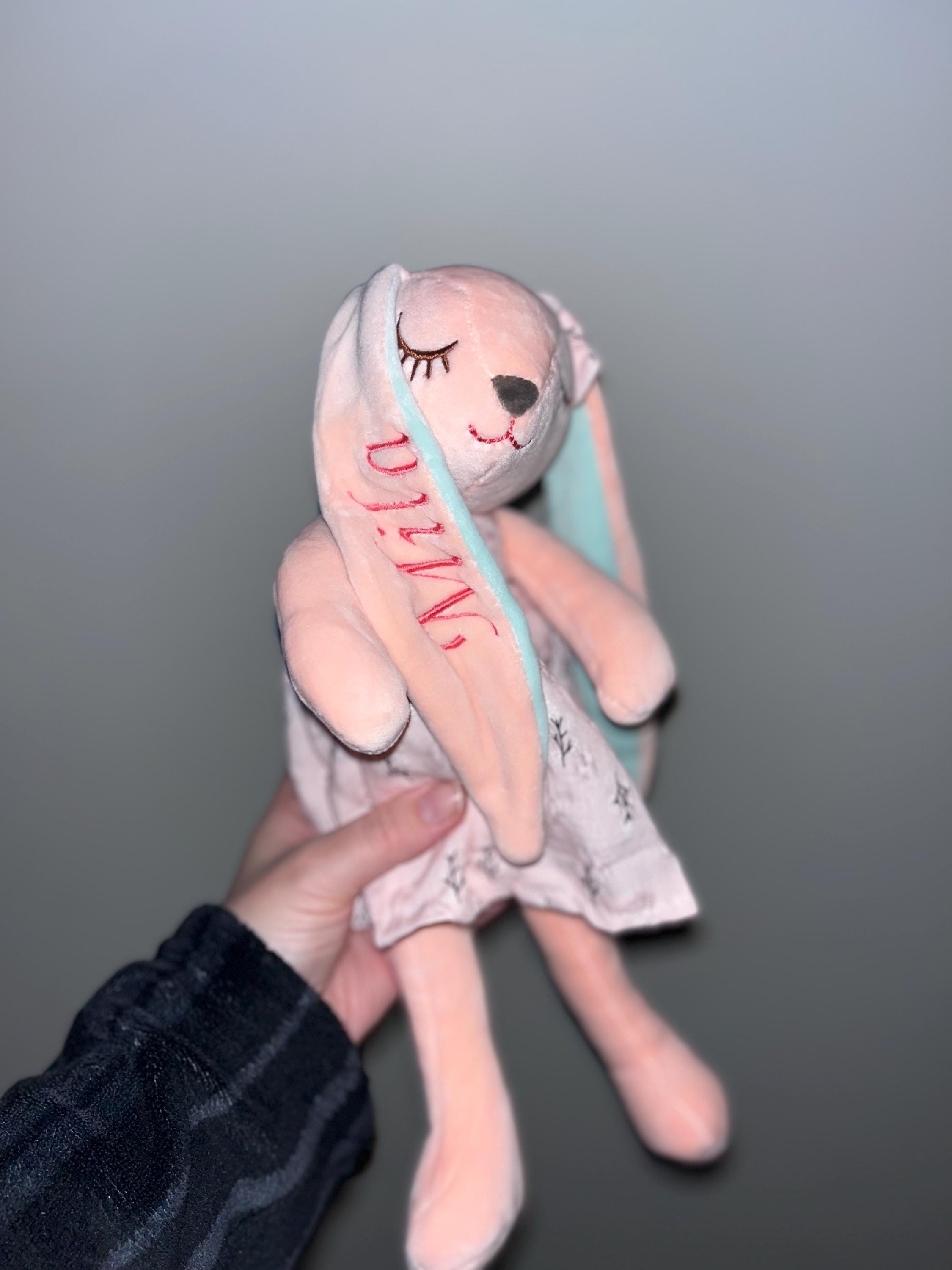 Entzückender personalisierter Hase: Ein aufmerksames Babyparty-Geschenk für Neugeborene - Personalisierter Hase mit Stickerei