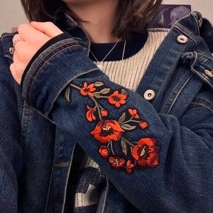 Toppa Termoadesiva Ricamata A Mano | Fiore Papavero Rosso Su Sfondo Nero | Per Giacche, Borse E Progetti Creativi