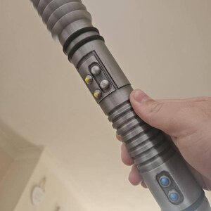 Kit Fisto Lightsaber With Optional Vertical/horizontal/wall Stand