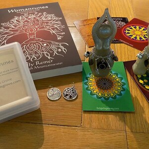 Womanrunes Interpretation Guide, Book AND Card Set divination, Oracle ...