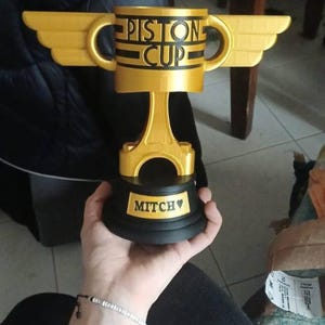 カーズ パーソナライズ ピストンカップ トロフィー - ディズニー