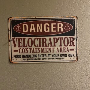 Danger Velociraptor Containment Metal Wall Sign - 8 X 12 Inches, Dinosaurier Wandschild