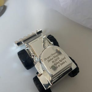 Fondo Pequeño Cenario Con Objetos 3d Tubos De Tractor Amarillo Arena