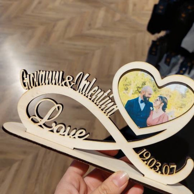 Regalo Cugino Inciso Laser The Love Between Cousins Lasts Forever, Cornice Portafoto Da Tavolo In Legno Di Ontano Naturale Inciso, Da Appendere (10 X 15 Cm Verticale Idea Regalo Compleanno O Natale Regalo Cugino Inciso Laser The Love Between Cousins Lasts Forever, Cornice Portafoto Da Tavolo In Legno Di Ontano Naturale Inciso, Da Appendere (10 X 15 Cm Verticale Idea Regalo Compleanno O Natale