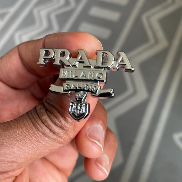 prada ブローチ Vintage Prada Silver Tone Brooch - Etsy