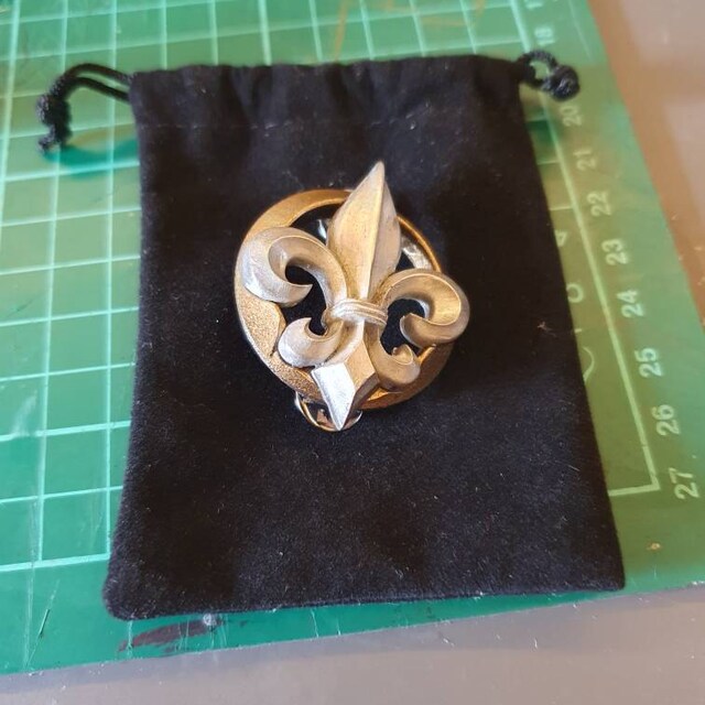 Ancienne Broche Insigne émaillée Blason Fleur De Lys à Identifier - Vintage, Occasion