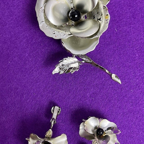 Gunmetal Dark Tone Salamander Lizard Flower Crystal Rhinestone Brooch Pin