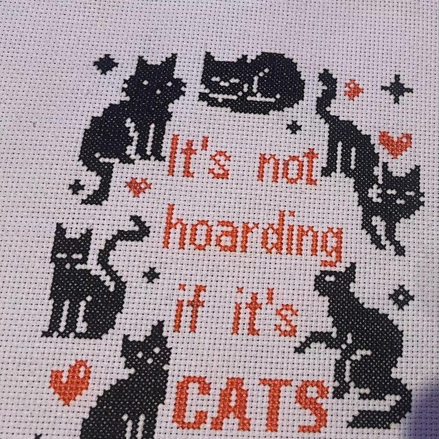 おもしろい猫のクロスステッチパターンPDF – 皮肉屋の黒猫ユーモア