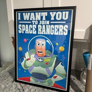 【新品】ディズニー テーマパーク 額装ポスター 「バズライトイヤー」 新品】ディズニー テーマパーク 額装ポスター 「バズライトイヤー」