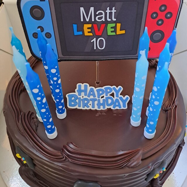 カップケーキデザイン Nintendo Switch 本体 ケーキトッパー - Nintendo Switchテーマ - 名前と年齢を
