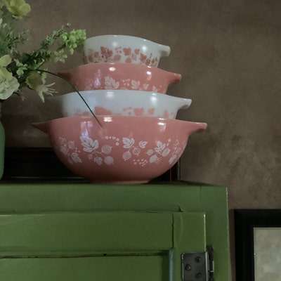 3-Piece Set Of 3D Printed Display Stands For Pyrex Cinderella Mixing Bowls