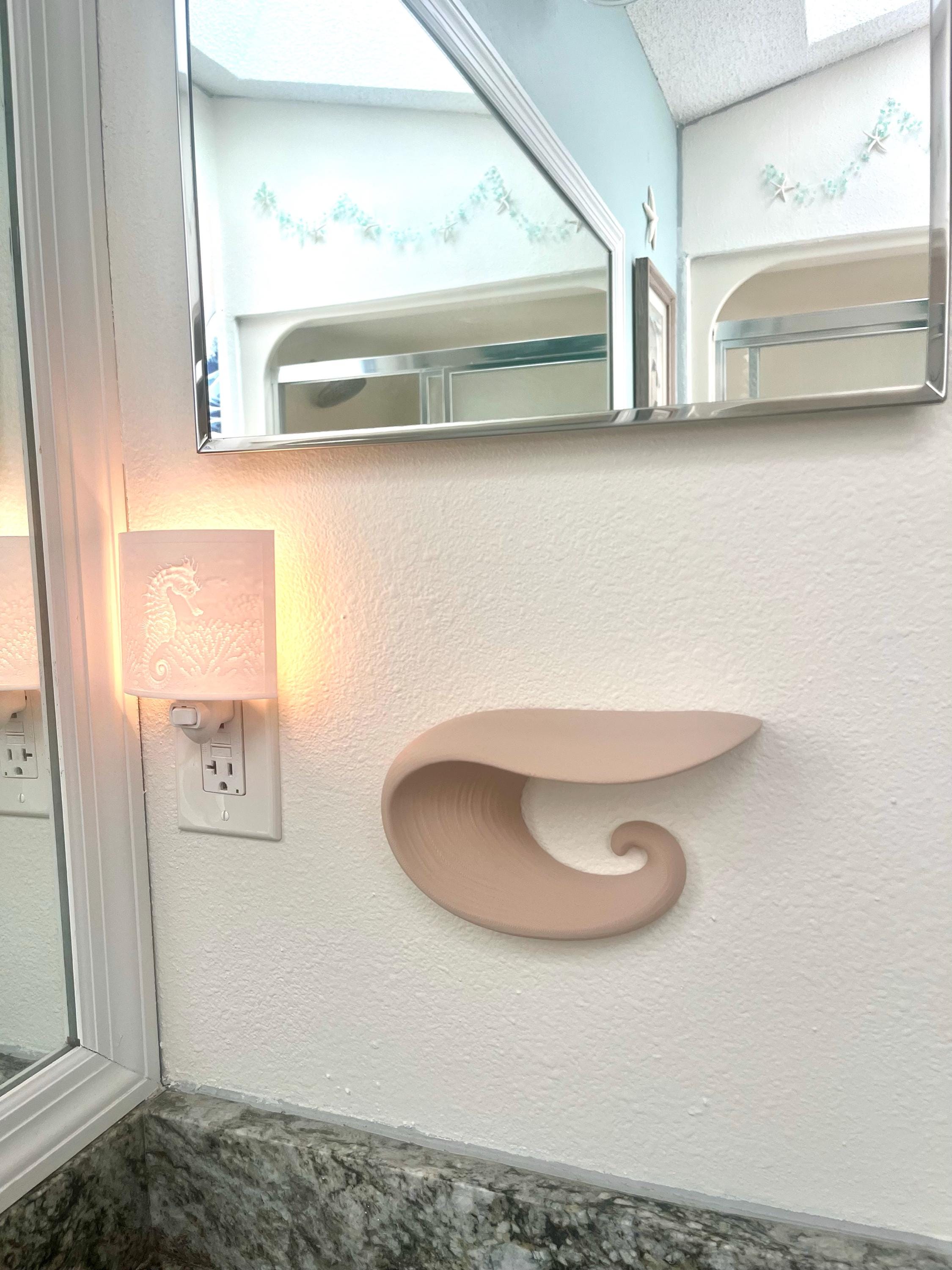 Decordsi lainelise 3D-prinditud riiuli kliendifoto, REGINA