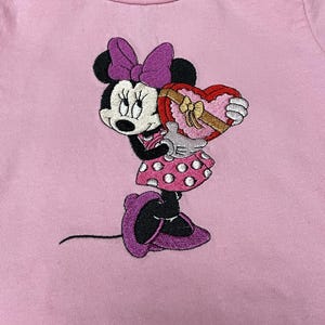 Minnie Mouse Holding Heart Box Embroidery Design (4 Sizes) - Etsy