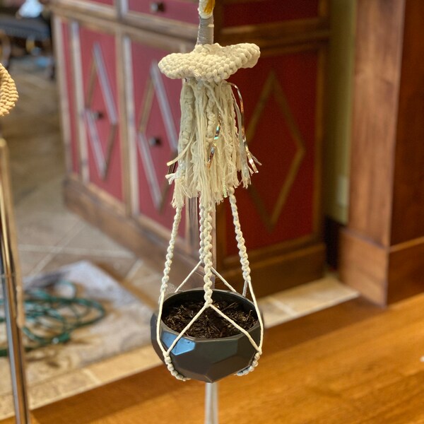 Macrame Jellyfish Planter DIY Pattern — Hanging Plant Holder Tutorial ...