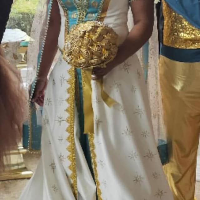 princess jasmine wedding dress costume Jasmine's wedding dress will forever be one of my favorite outfits of hers!  Does anybody remember the wedding scene in the third Aladdin movie? Peak  90s shock! Loved this original design of @