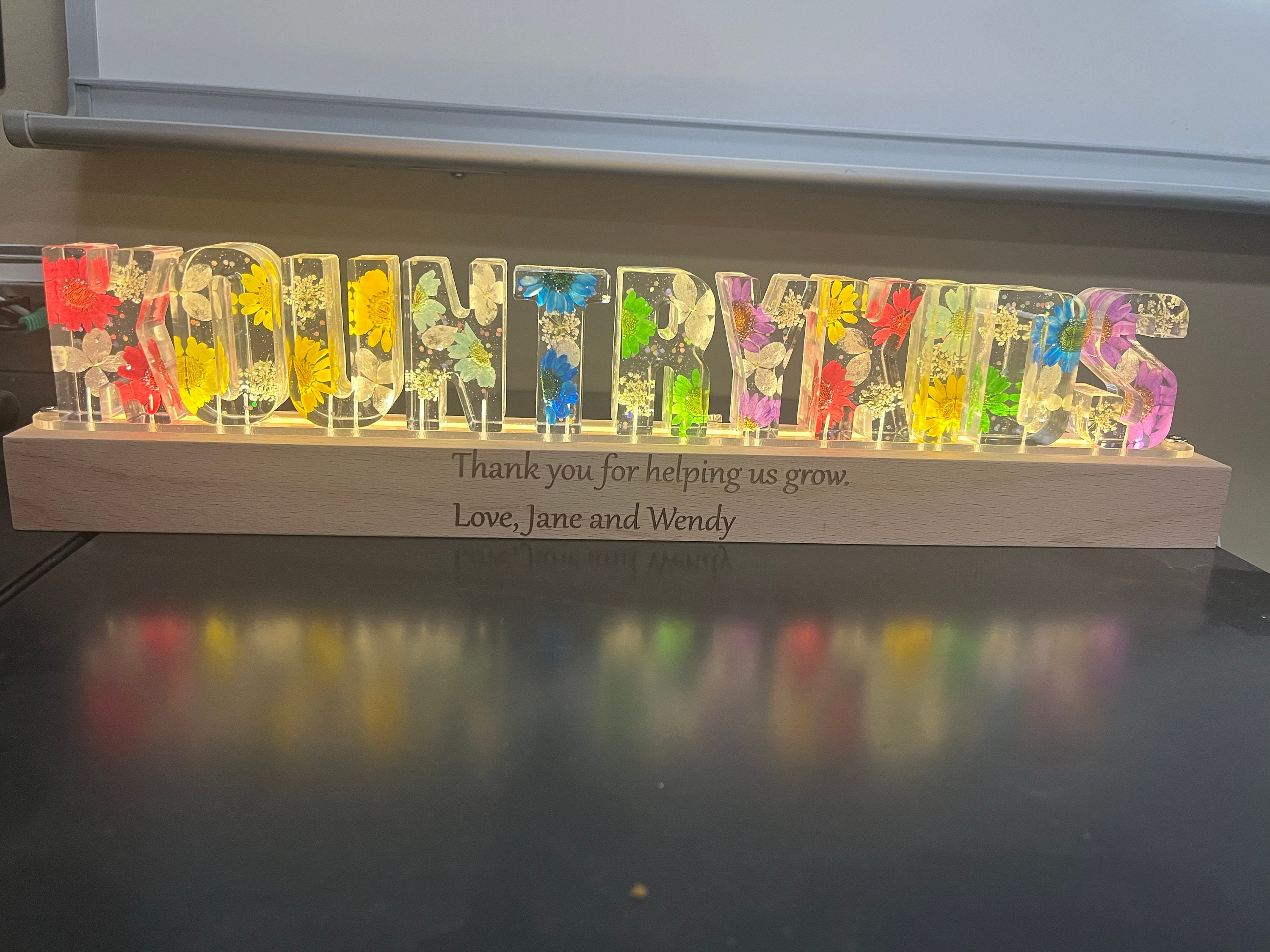 Personalisiertes Nachtlicht mit getrockneten Blumen, personalisierte Buchstabenlampe, personalisierte Nachtlampe mit Namen und getrocknetem Blumenharz, Einzigartiges Geschenk zur Heimdekoration, Geschenk für Mama