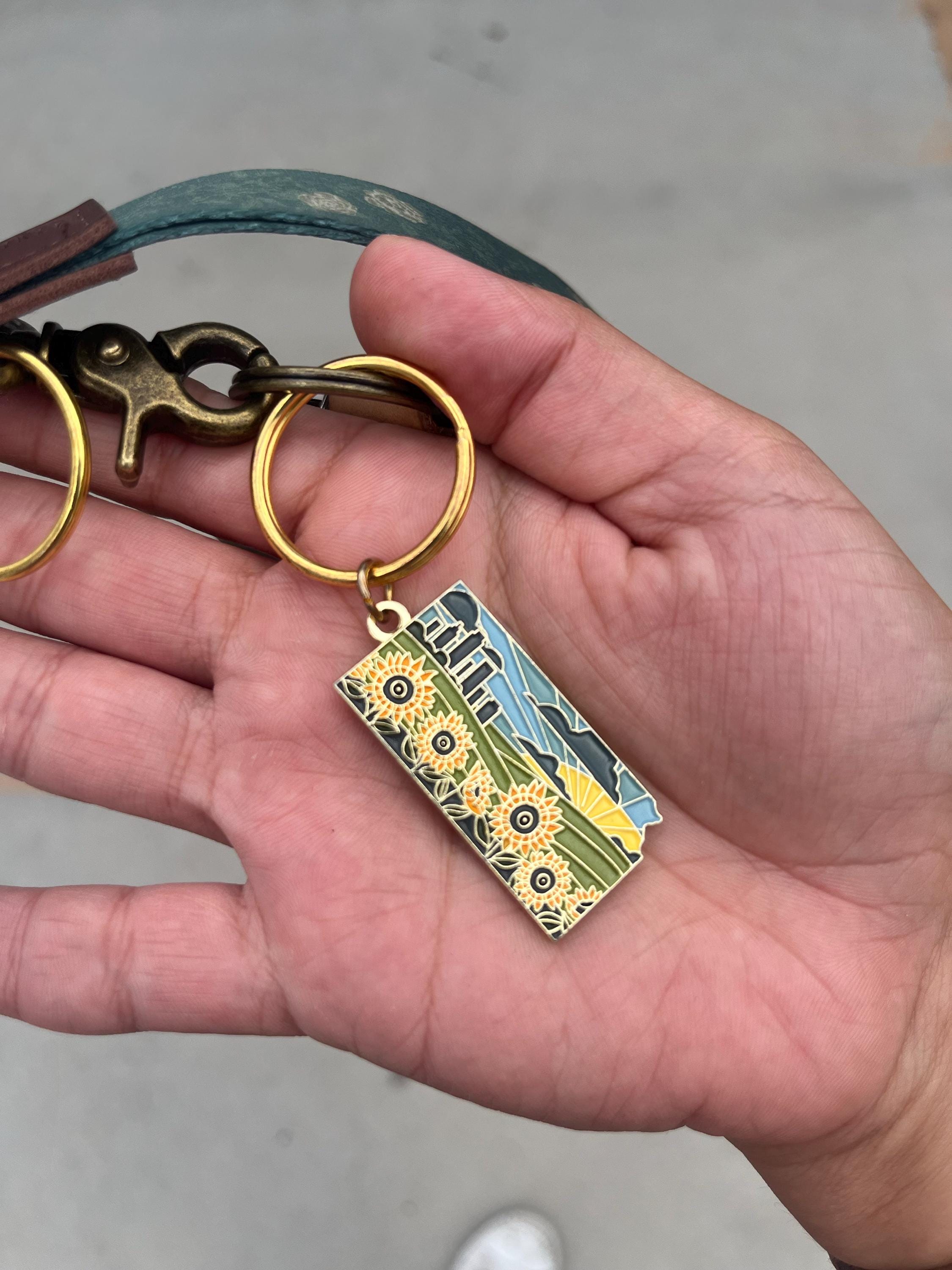 Kansas Soft Enamel Keychain | Kansas Outline Key Ring | Illustrated State Keychain 1.5&quot;