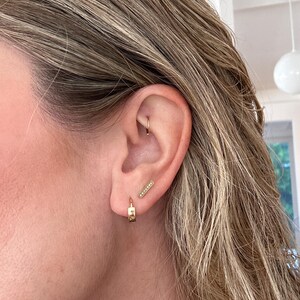 14Kソリッドゴールド軟骨フープピアス、小さめのハギーピアス、ルーク