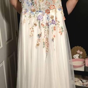 ワイルドフラワー刺繍ウェディングドレス：AラインチュールディープV