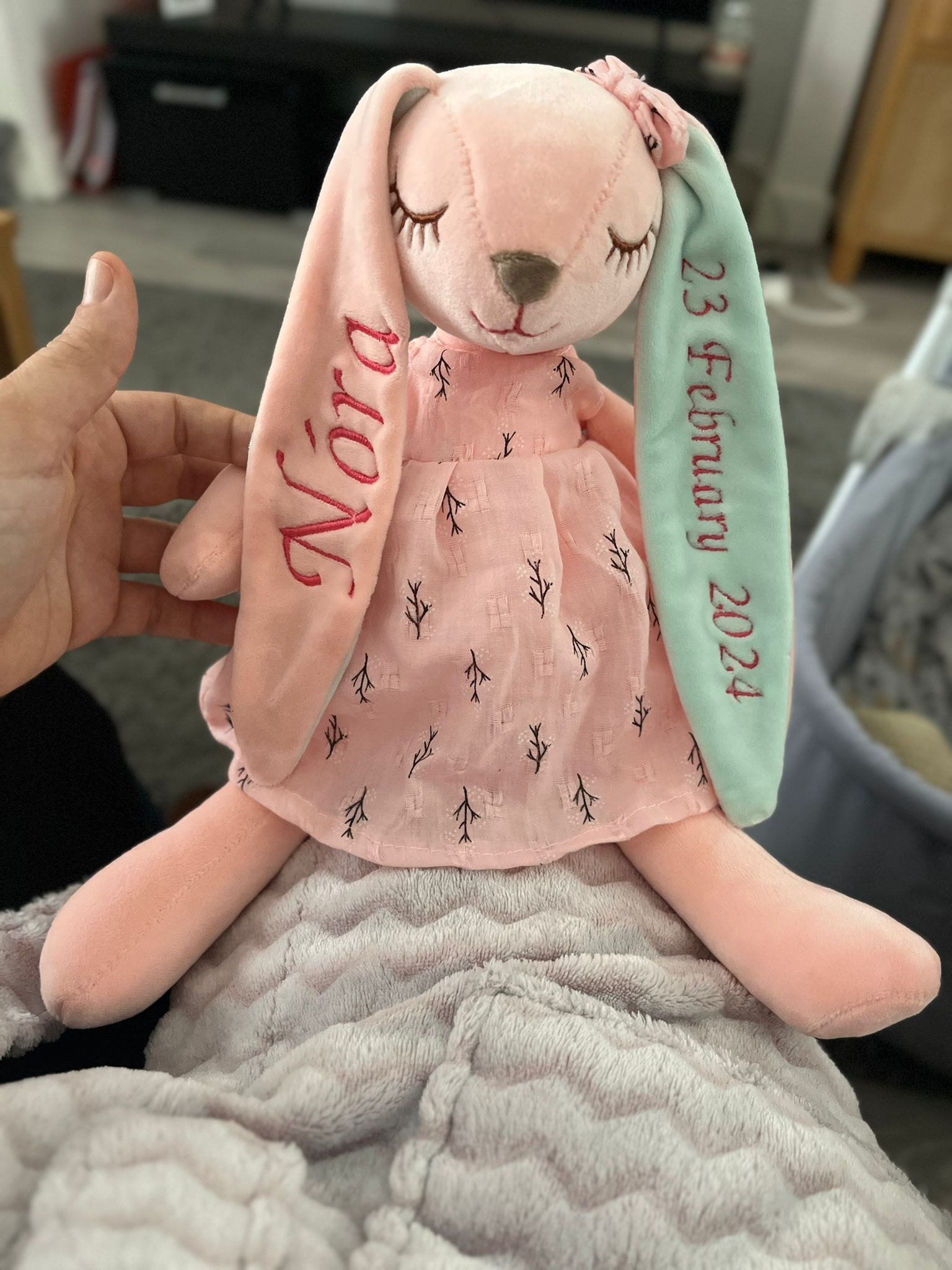 Entzückender personalisierter Hase: Ein aufmerksames Babyparty-Geschenk für Neugeborene - Personalisierter Hase mit Stickerei