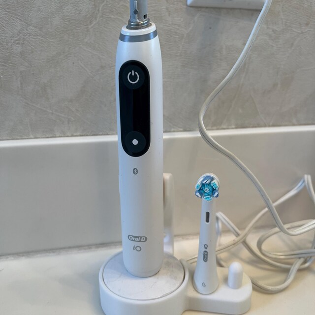 Oral B IO 7,8,9 Brush + Head Holder for Round Base / Countertop