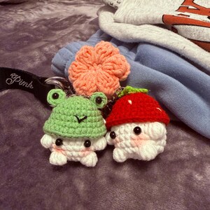 かぎ針編みのかわいいキノコのキーホルダー、1 つ買うと 1 つ無料