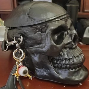 Weird Resin Eyeball Keychain - Unique Gift for Gothic and Eccentric Style Enthusiasts - Spooky Halloween Gift