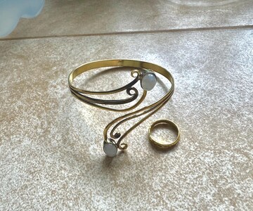 Bracelet de manchette avec pierre de lune dorée, spirale faite à la main en laiton, bijoux