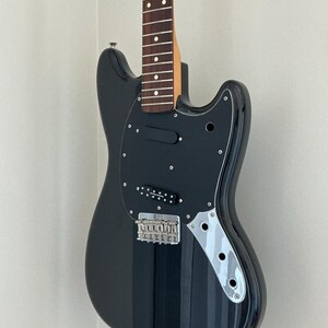 Mustang Player アルミニウム ピックガード - MIM ゴールド、ブラック