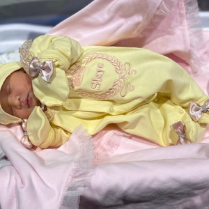 Recién nacido - niña en un hospital. Bebé recién nacido - 3,5 horas de edad  - con ropa de abrigo Fotografía de stock - Alamy