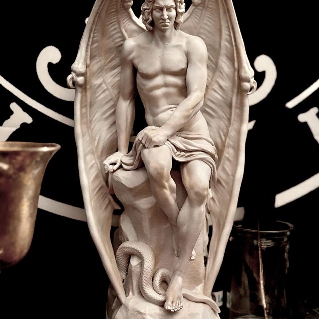 天使と男性の彫刻 ランプ付き 悪の天使。手描きの彫刻作品。ジョセフ・ギーフス作「ルシファー