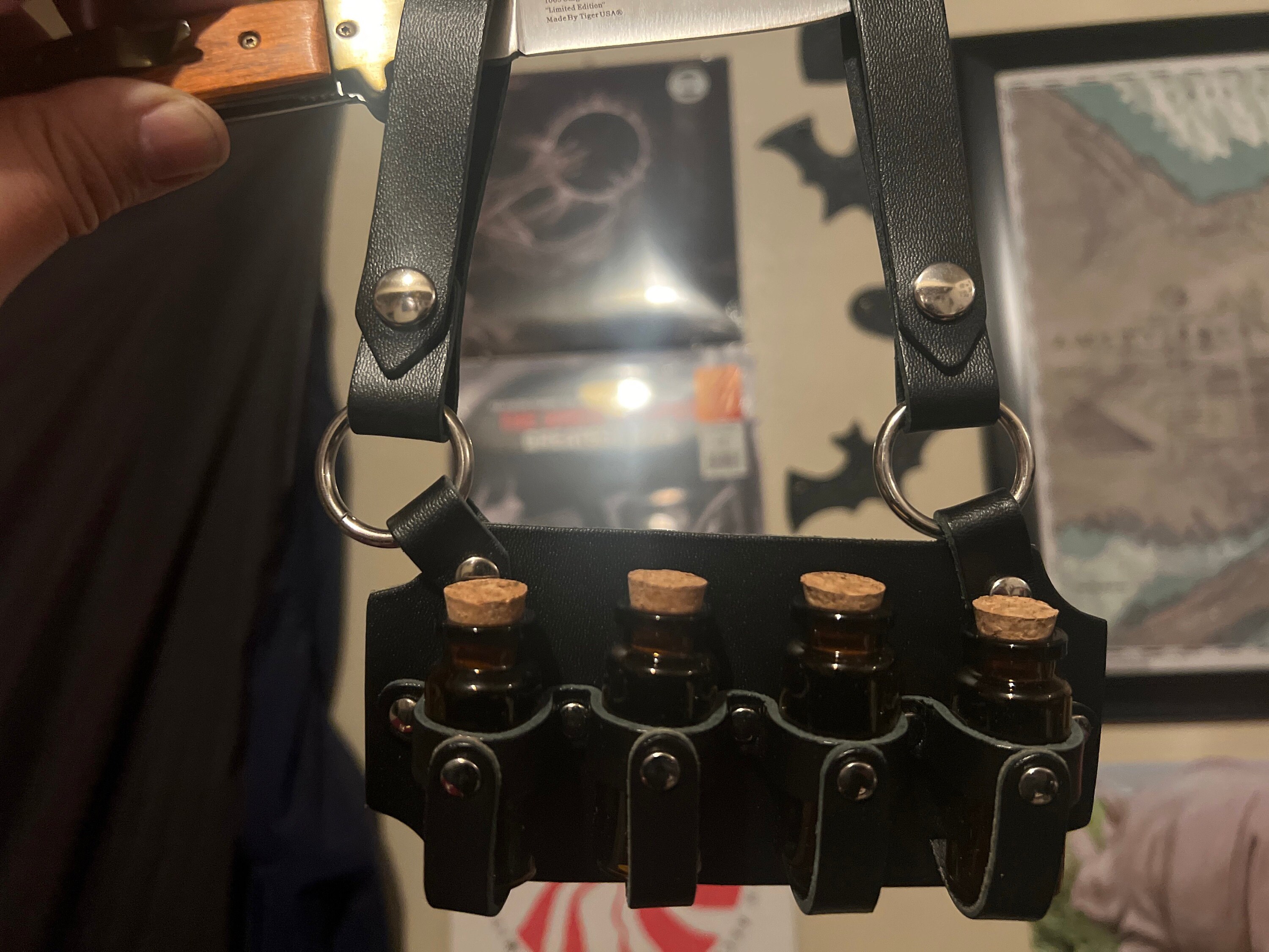 Vierfach-Fläschchenholster aus Leder