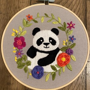 手刺繍の訪問着(パンダ柄) パンダの手刺繍パターン、花柄パンダ、かわいいパンダのデザイン