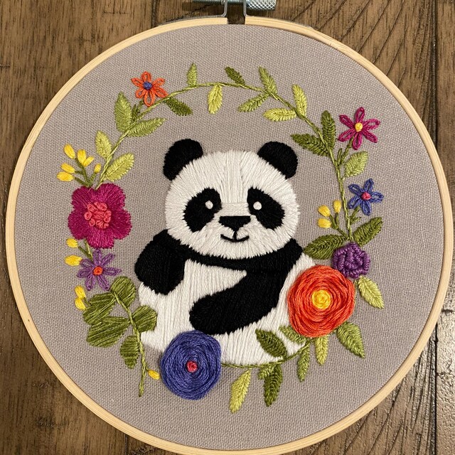 パンダの手刺繍パターン、花柄パンダ、かわいいパンダのデザイン